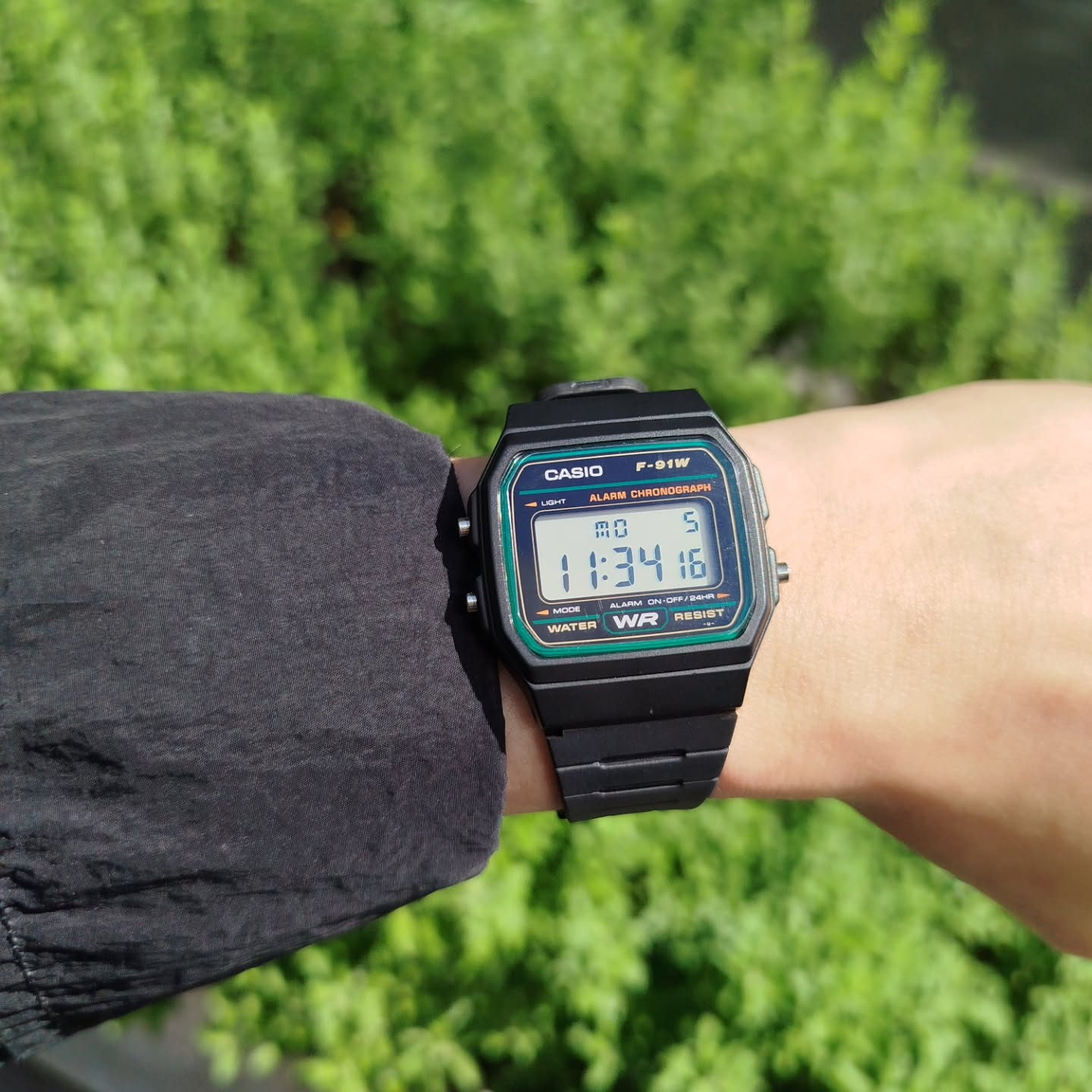 Classic Retro Casio Digital Watch – Timeless Style with Modern Function