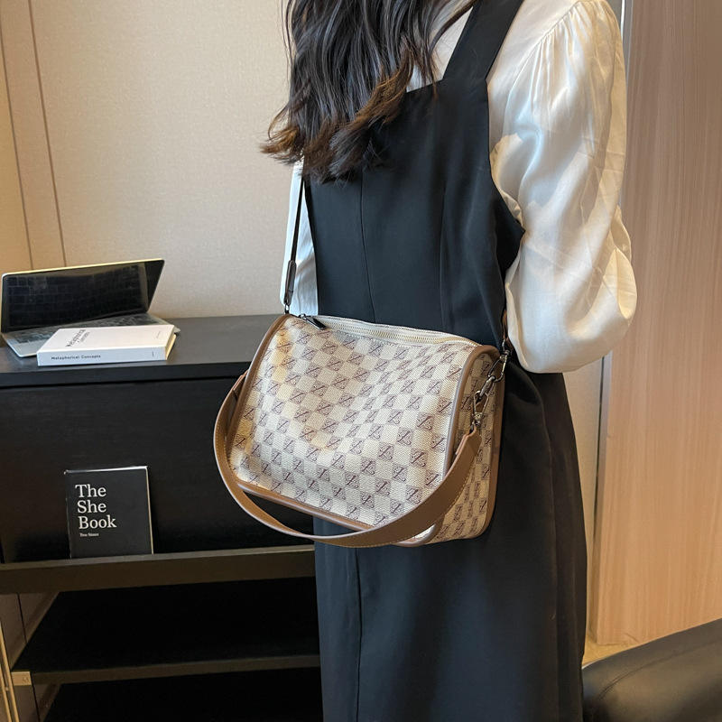 Crossbody Shoulder Bag – Fashionable Business & Travel Mini Bag