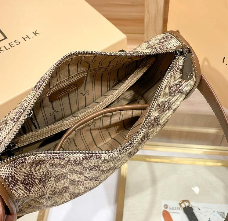 Crossbody Shoulder Bag – Fashionable Business & Travel Mini Bag